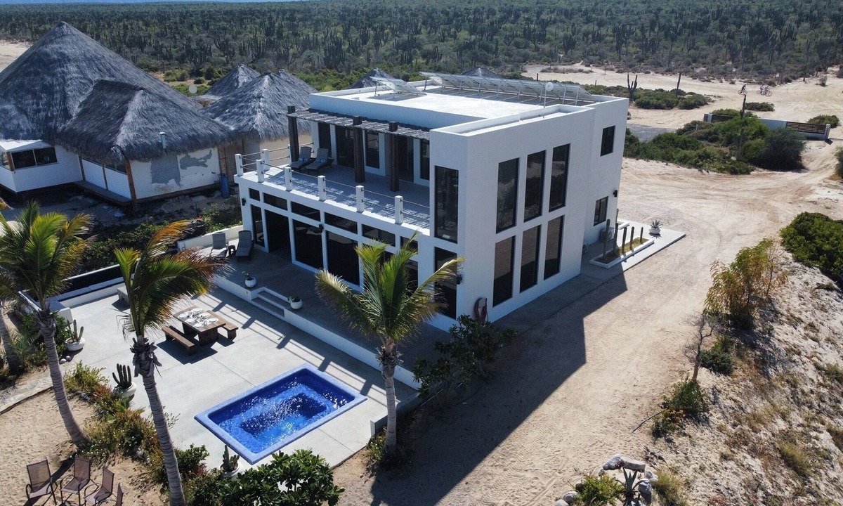 La Ventana House | Private Beach house oasis. Walk on waterfront. Kiting paradise at your door.