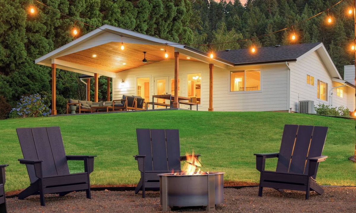 Roseburg House | Private Umpqua River Retreat w/2 King Suites & Patio