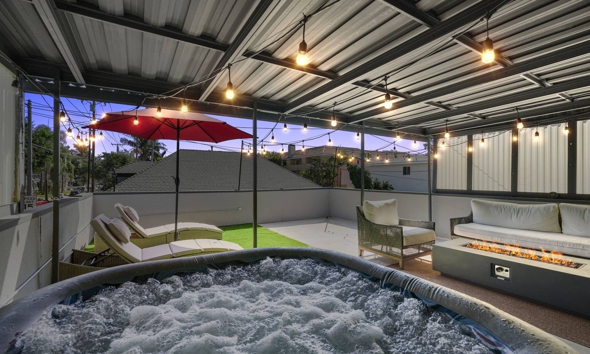Alamitos Beach House | Rooftop Hot Tub & Fire pit - Games - BBQ - EV Charger