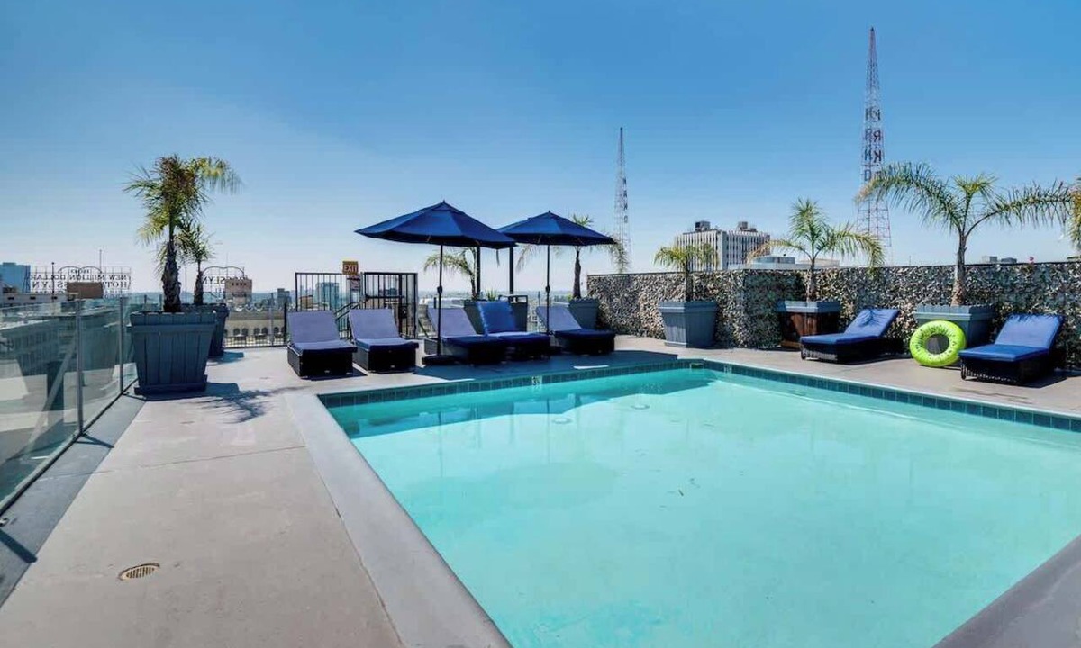 Historic Core Condo | Rooftop Pool & Hot Tub in Heart of DTLA