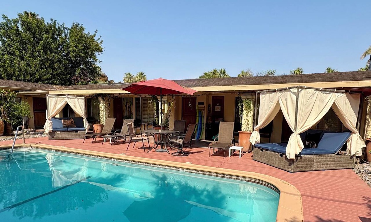 Historic Tennis Club Apartment | 🌸Room 2️⃣ in a former boutique hotel, two blocks from Downtown Palm Springs 🌞
