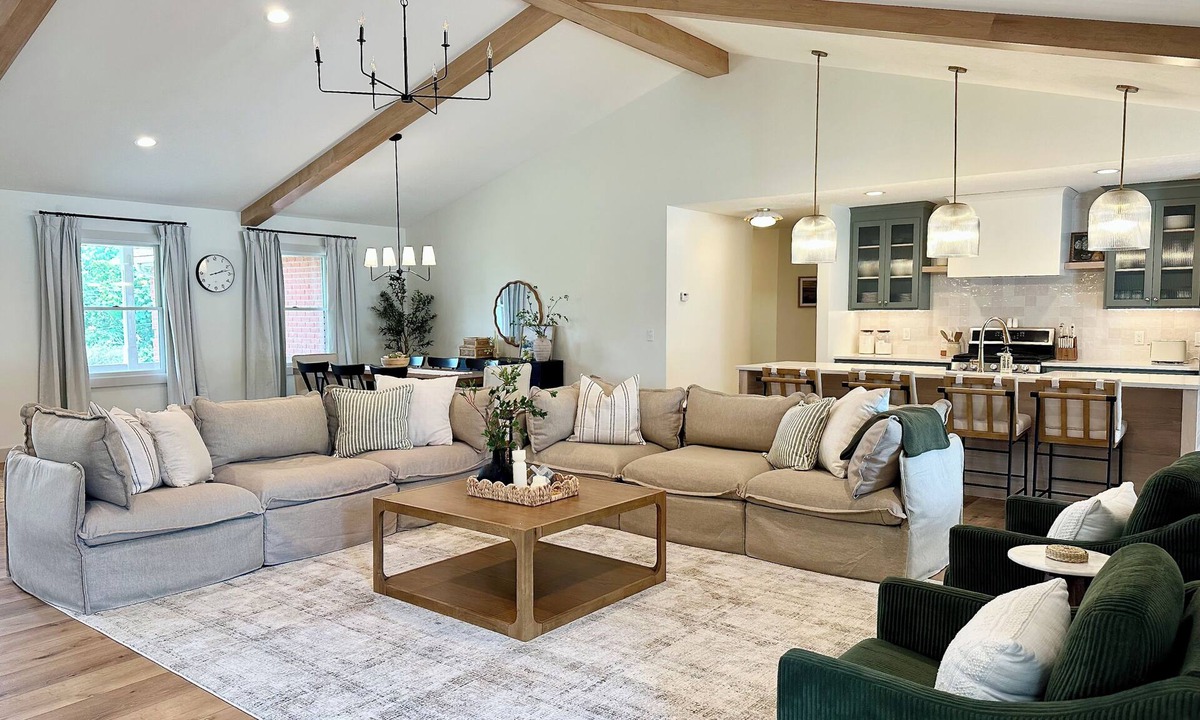 Winesburg House | Spacious 5-Bedroom House with Pool and Hot Tub for Families & Groups