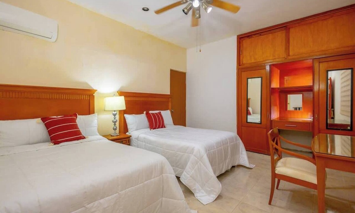 Montecarlo House | Spacious Double Bedroom | Pool, Gym & Terrace