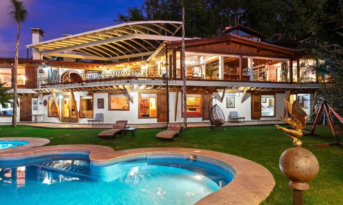 Agua Fria House | Spacious House with Spectacular View of the Lake of Valle de Bravo