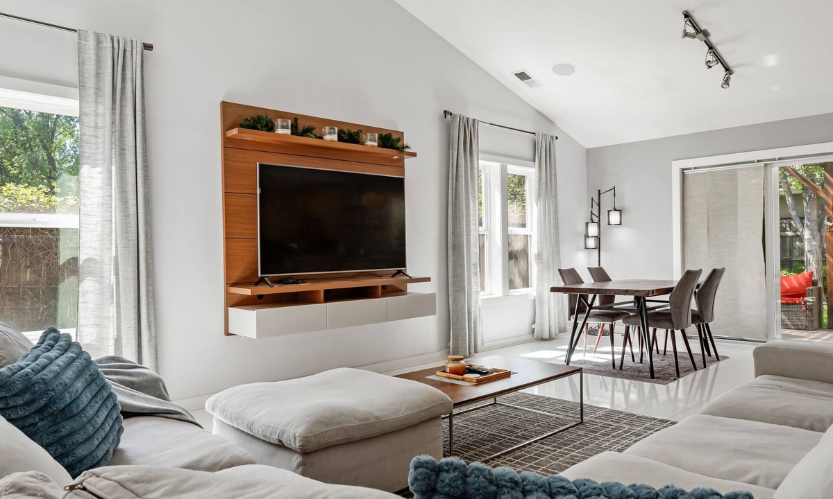 Chico House | Spacious upscale 3 bedroom with hot tub and outdoor spaces!