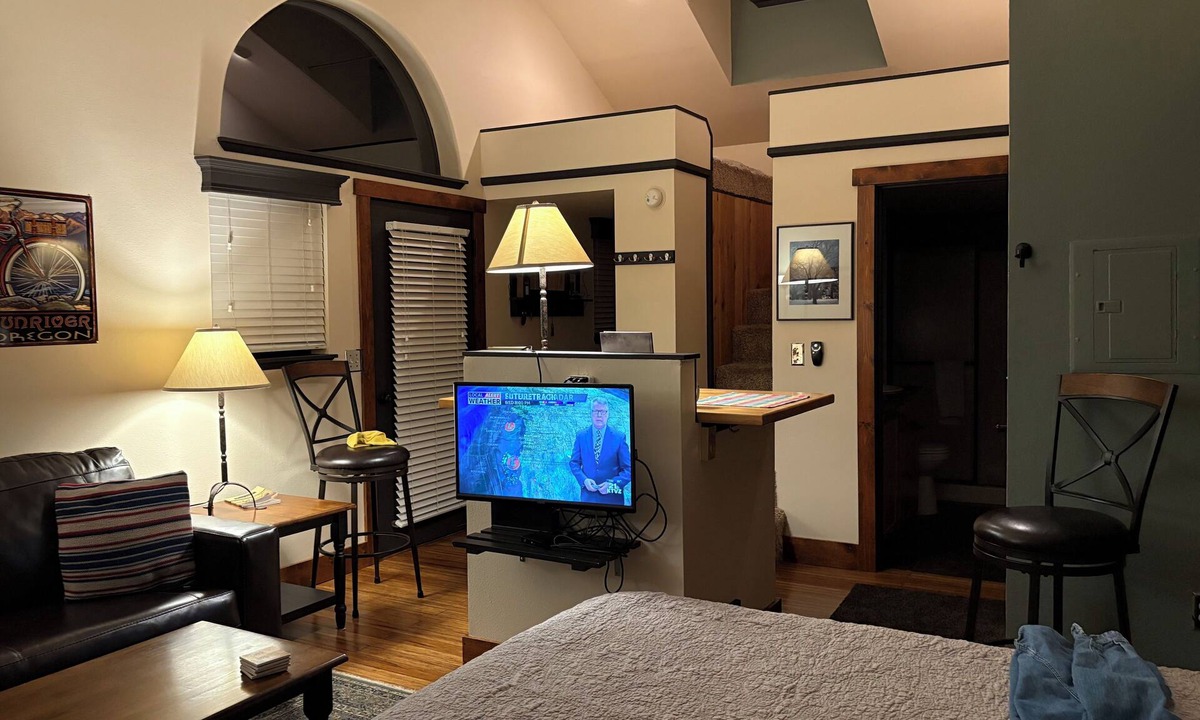 Sunriver Apartment | Studio managed and cleaned by owner. High quality linens throughout the condo.