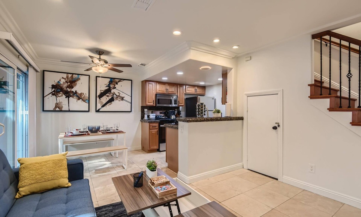 Downtown House | Stylish-Multi-Level-Patio-Games-Fast WIFI-CM3