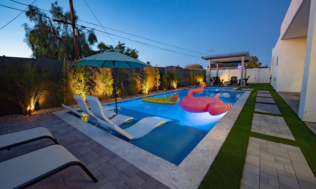 New Papago Parkway House | The Desert Rose - FREE Pool/Spa Heat, Putting Green, 10 minutes from Old Town