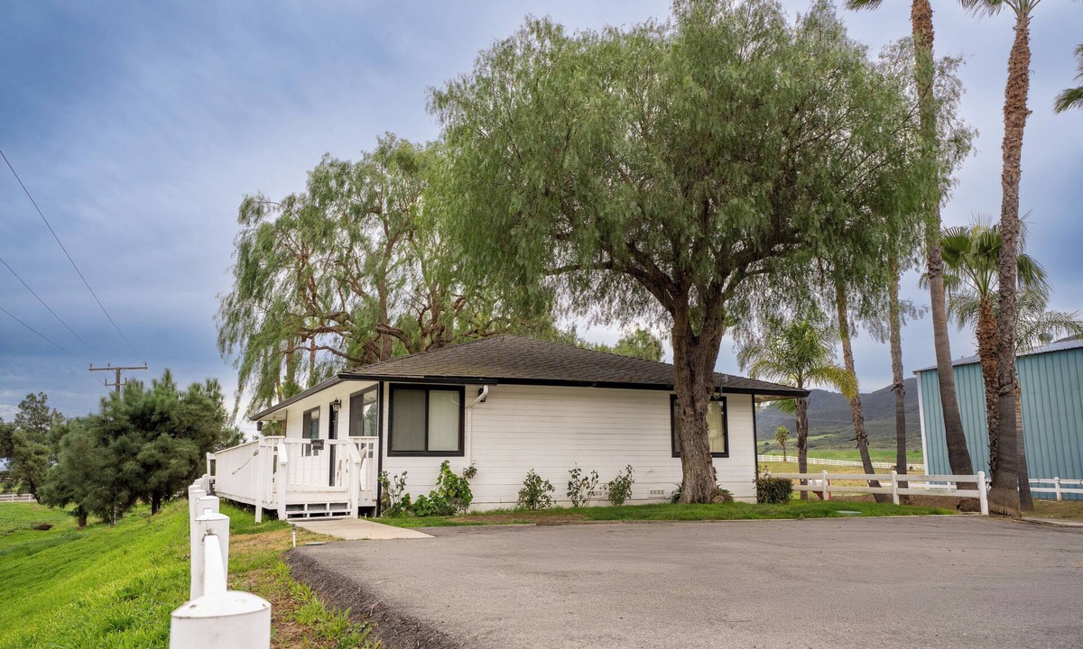 Temecula House | The Meadow - Private Ranch Escape with Beautiful Track Views