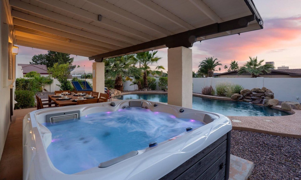 North Mountain House | The Sunset Peak: Sleeps 18~Heated Pool~ Hot Tub