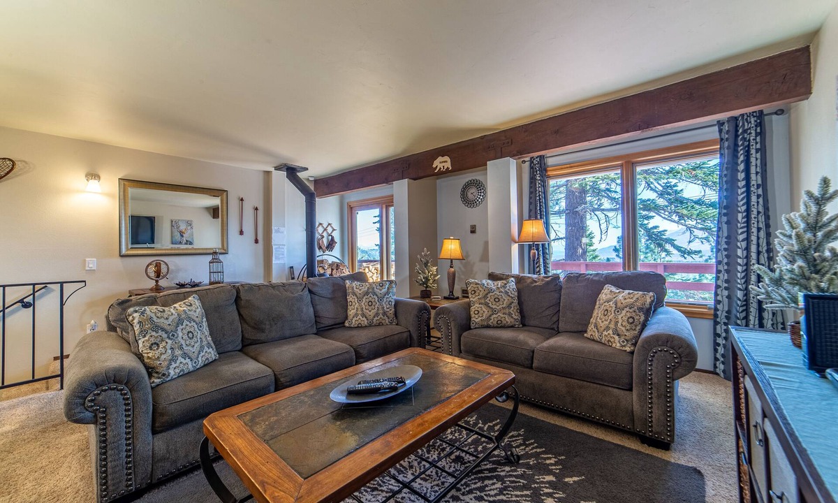 Mammoth Lakes House | Townhome Near The Village & Canyon Lodge w/Views!