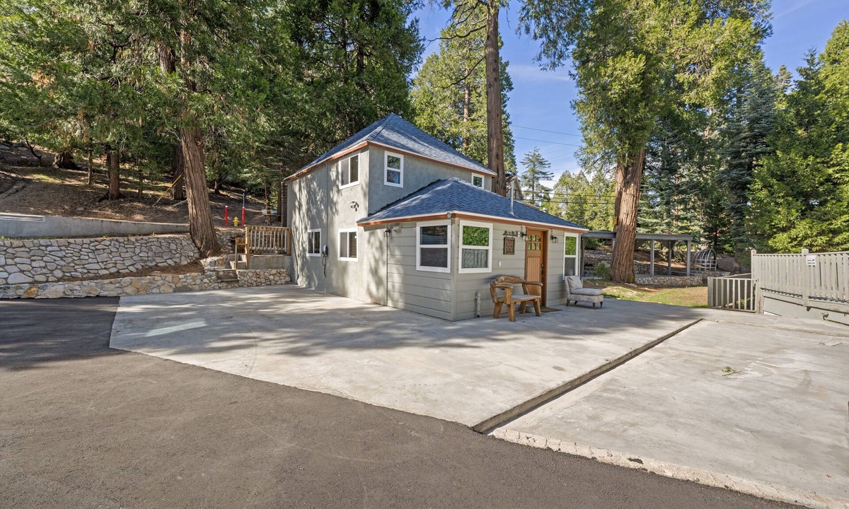 Twin Peaks Cabin | Updated Romantic Cabin close to Lake and shoppings Tesla Charger & huge parking