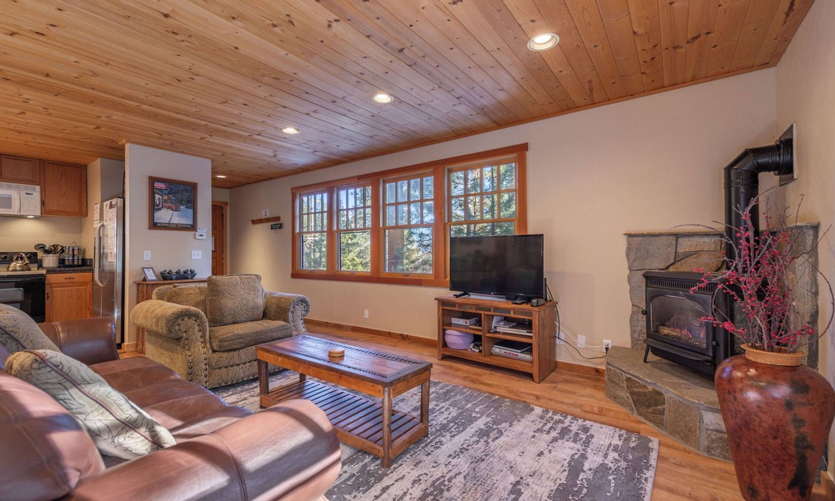 Tahoe City Cottage | Walk to Beach & Tahoe City Restaurants, Hot Tub, Dogs Ok- Fairway Retreat