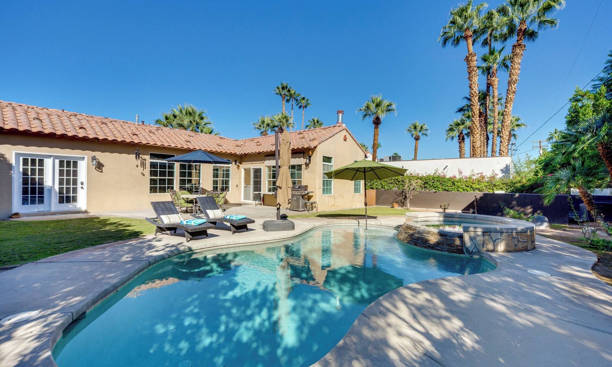 Tahquitz River Estates House | Walk to Dtwn Palm Springs! Chic Desert Oasis