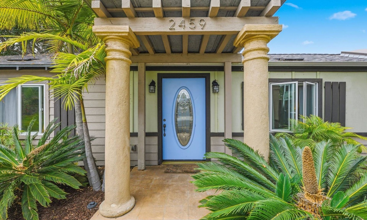 Carlsbad Village Cottage | Walk to the Beach Light and Bright 1-bedroom cottage in Carlsbad let's getaway