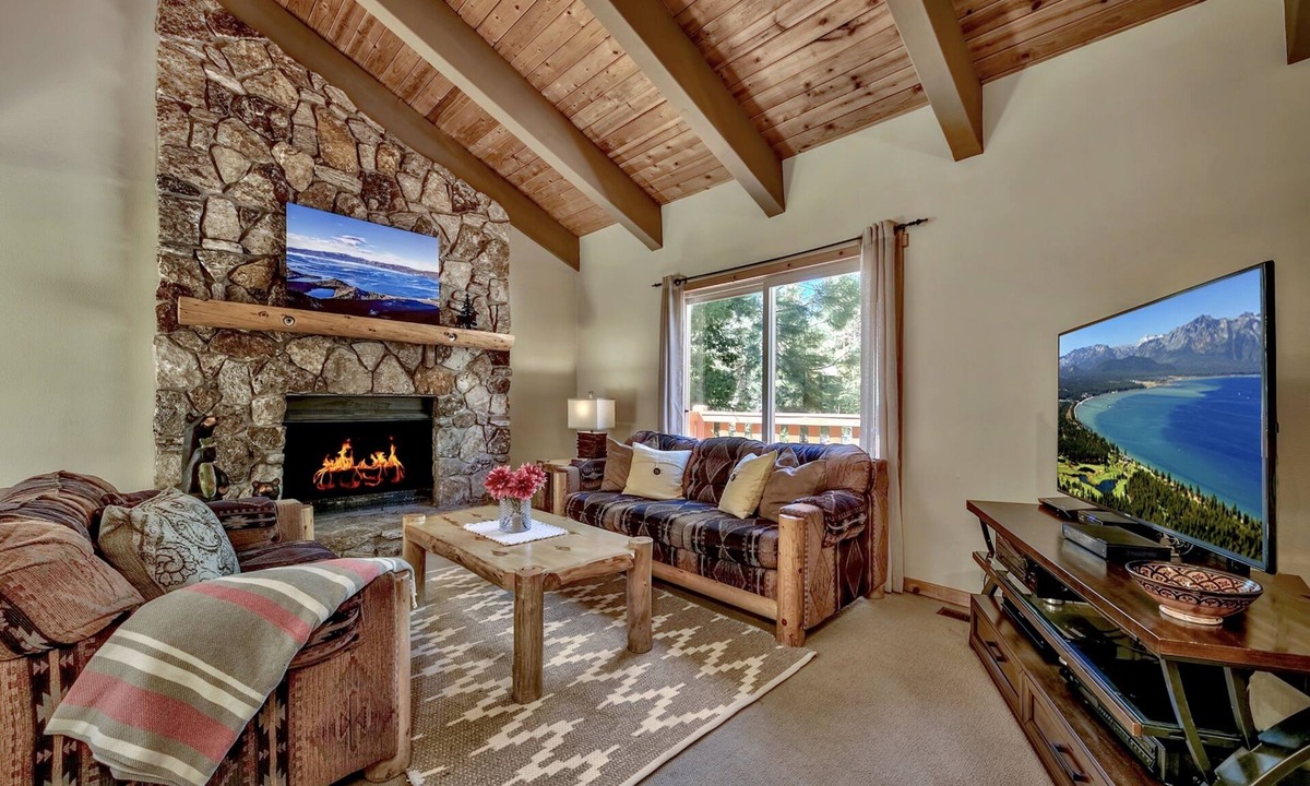 Lake Forest House | Wonderful Home, Hot Tub, Fenced-in Yard, Dog friendly, WiFi, Deck with Chairs
