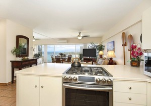 Beachfront Location with GREAT View! Washer/Dryer, Washlet, A/C, Wi-Fi! in Honolulu