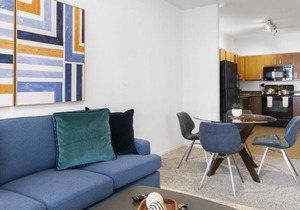 Contemporary 2BR Condo with Hot Tub & Gym in Zone Westgate