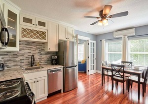 Luxurious & Spacious One Bedroom Downtown Flat in Newberg