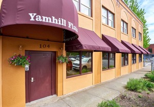 Luxurious & Spacious One Bedroom Downtown Flat in Newberg