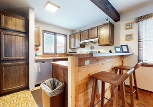 Spacious Homey Mountain Condo. Pool & Tennis Court On-site. Near Restaurants in Mammoth Lakes