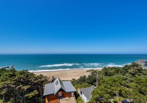 Welcoming Studio with Ocean View & Nearby Beach Access - Dogs OK in Lincoln City