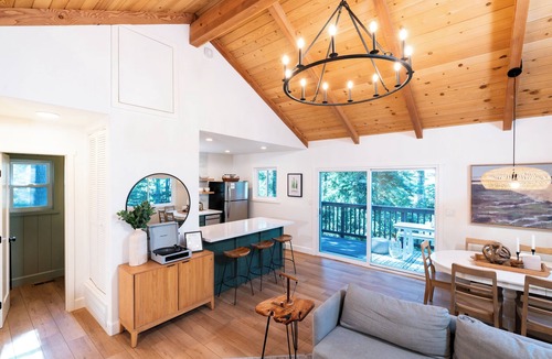 Twin Peaks Cabin | ꥃBear Springs Cabin Modern Family Lux Lake View