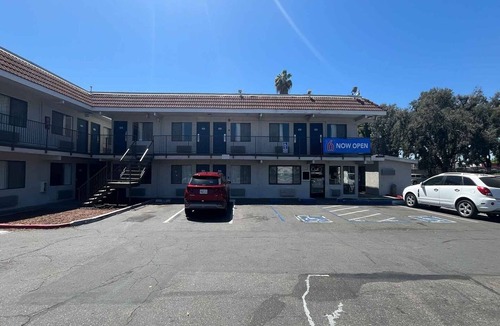 East San Jose Apartment | 1 Full Bed | Mobil Acc Tub NS Micfridge