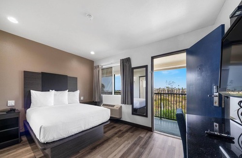Townsite Apartment | 1 King Bed|Non-Smoking,Mini Fridge