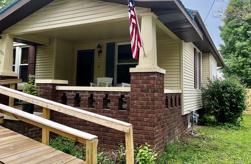 Murphysboro House | 100% Eclipse Experience! Sleeps 7. Pet Friendly! Close to Town Shops!