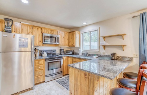 Deer Park House | 15 Lupine Lane Sleeps up to 12 and is between the SHARC and Fort Rock Park!