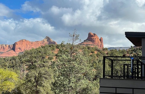 Uptown Sedona House | 180º RED ROCK VIEWS, Walk to Town/Trails. Rooftop deck/Hot Tub/3 Elegant Suites.
