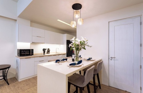 R Condo | 1BR Garden Condo | Walk to Beach | Pool & Gym