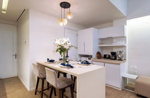 R Condo | 1BR Garden Condo | Walk to Beach | Pool & Gym