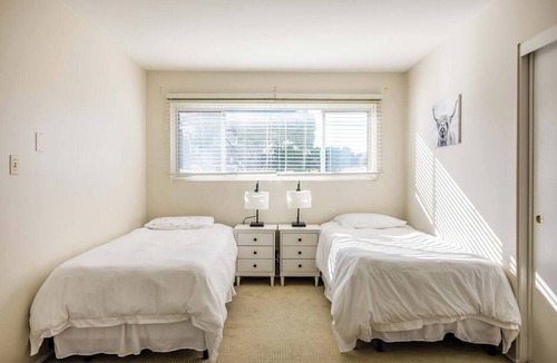 Madrona Condo | 2 BD/Quiet Community/Close to Food + Shopping