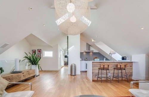 Pacific Heights Apartment | 2 Bedroom Apartment L-558043 by Houzlet