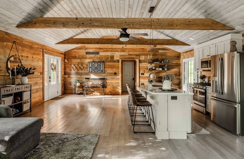 Sinking Spring Cabin | 2 Bedroom Cabin with Pickleball Court, Sectional Couch and Outdoor Dining