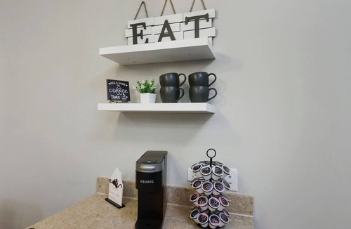 Elmhurst Apartment | 2BR Downtown Elmhurst | Pool, Gym, King Beds, Prkg
