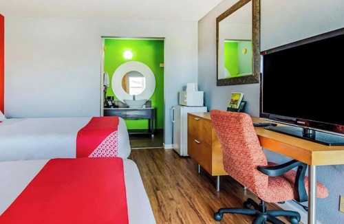 Ridgecrest Hotel | 3 Quiet & Budget-Friendly Rooms Near Parks & Restaurants - Perfect for a Stroll