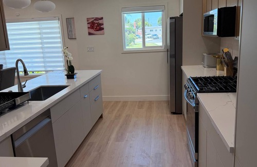 Harbor Gateway North House | 4-bedroom bungalow in welcoming Gardena with AC comfort