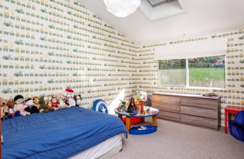 Sharon Heights Apartment | 4 Bedroom Single family L-316031 by Houzlet