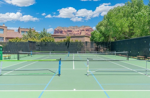 Oak Creek House | 5 minutes to Bell Rock! Fresh private home with pool/hot tub, golf & pickleball