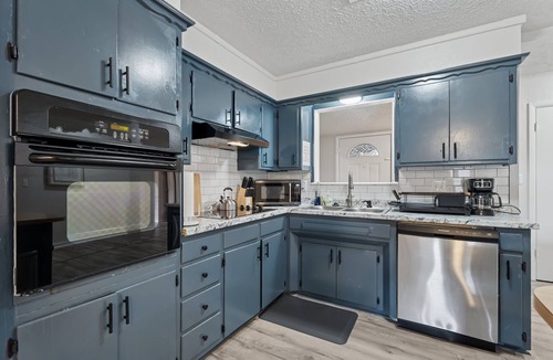 Central Oklahoma City House | 5BR Bethany home near SNU & Wiley Post. Fenced yard, full kitchen. Sleeps 10.