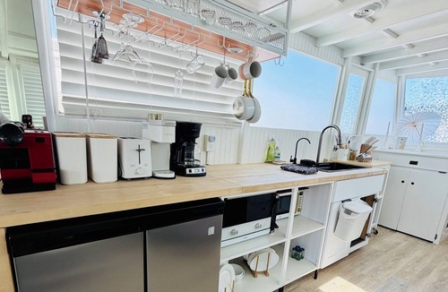 Sausalito Boat Rental | Acqua-suite. Experience luxury on the water in this amazing floating suite.