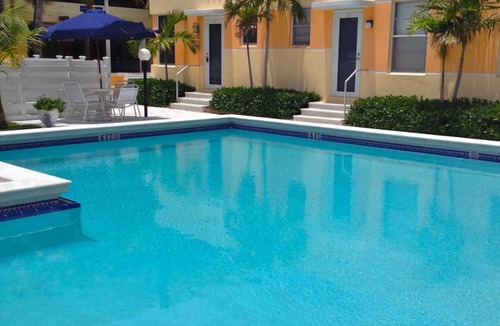 Hollywood Condo | Adorable condo steps to the beach in vibrant Hollywood