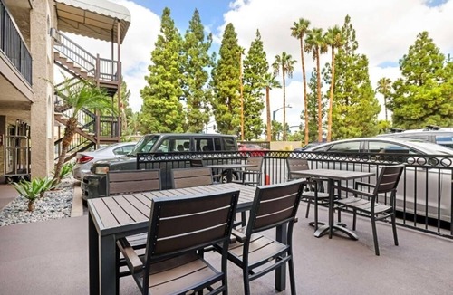 Anaheim Resort Hotel | Affordable Comfort Near Disneyland Entrance Ideal for Families