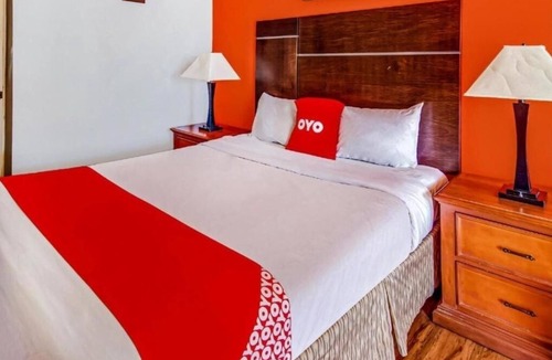 Ridgecrest Hotel | Affordable Room in Ridgecrest w/Queen Bed Near Red Rock Canyon State Park