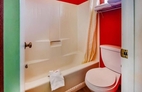 Ridgecrest Hotel | Affordable Room in Ridgecrest w/Queen Bed Near Red Rock Canyon State Park