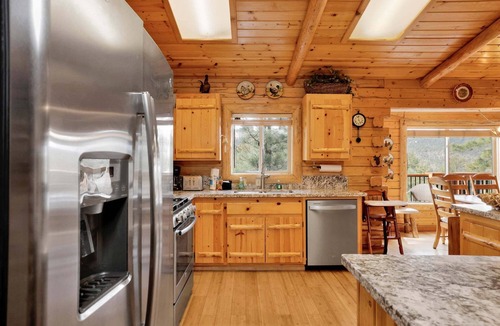 Upper Moonridge Ski Chalet | Aspen Bear Retreat | Spa, Mountain Views, Near Bear Mountain & Slopes Sleeps 8