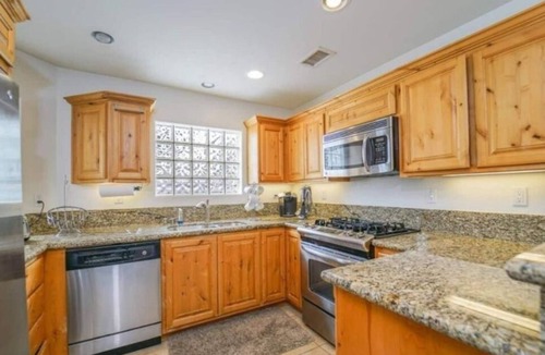 Crown Point House | Bayview Beach Condo with Rooftop Patio-3bed/3bath with AC and garage parking